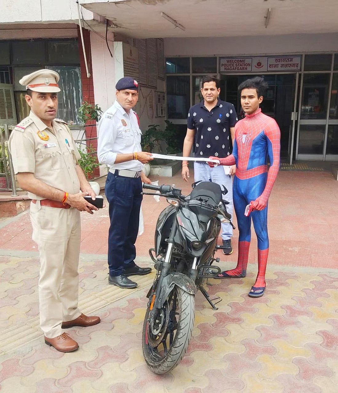 சாலையில் ஸ்டண்ட் செய்த ‘Spiderman’ couple... தட்டி தூக்கிய டெல்லி போலீஸ் - நடந்தது என்ன?