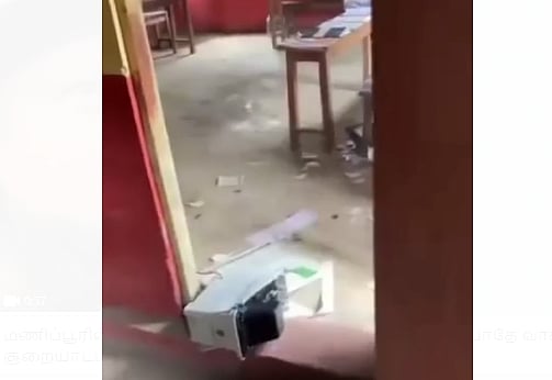 மணிப்பூரில் தொடரும் கலவரம்: துப்பாக்கி சூடு,மத்திய பாதுகாப்பு படையினர் முன் சூறையாடப்பட்ட வாக்குச்சாவடி!