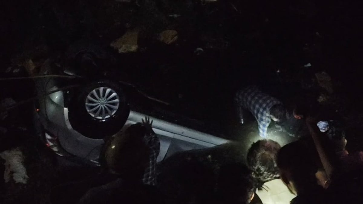 பள்ளத்தில் கவிழ்ந்த கார் : இரவில் கணவன், மனைவிக்கு நேர்ந்த சோகம்!