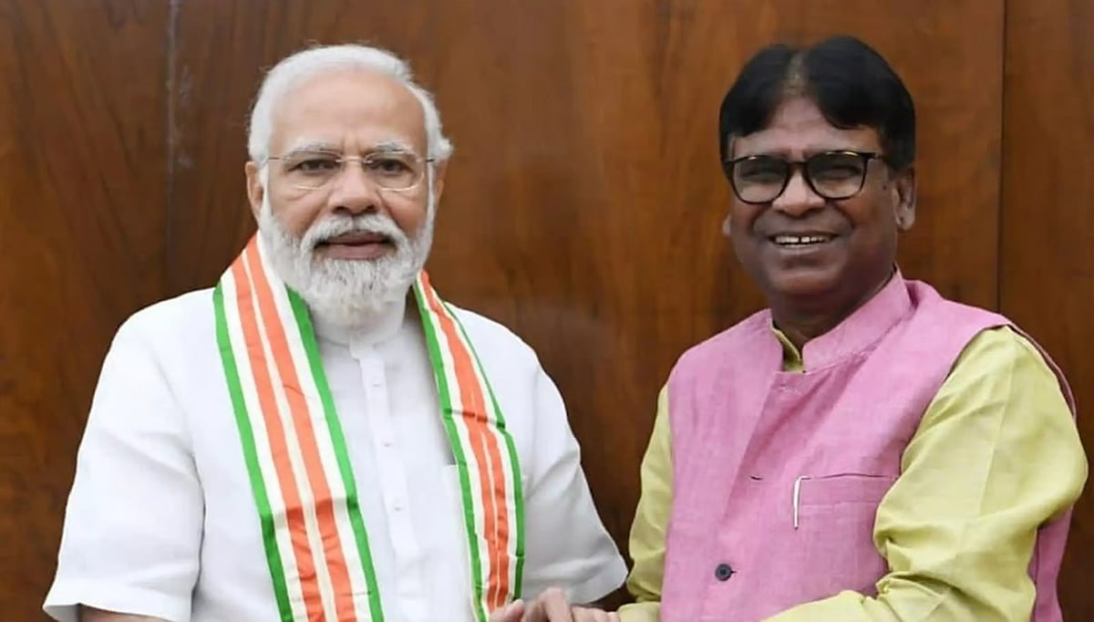 "எனக்கு குழந்தை மாதிரி" - இளம்பெண்ணுக்கு முத்தமிட்டு சர்ச்சையில் சிக்கிய பாஜக வேட்பாளர் புதிய விளக்கம் !