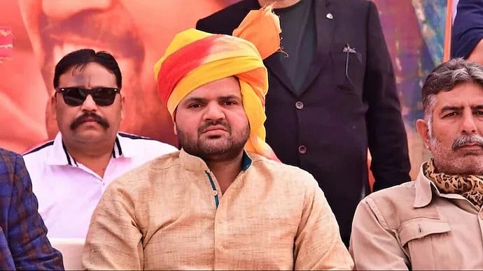 மல்யுத்த வீராங்கனைகள் பாலியல் விவகாரம் : பிரிஜ் பூஷனின் மகனுக்கு சீட் கொடுத்த பாஜக - குவியும் கண்டனம்!