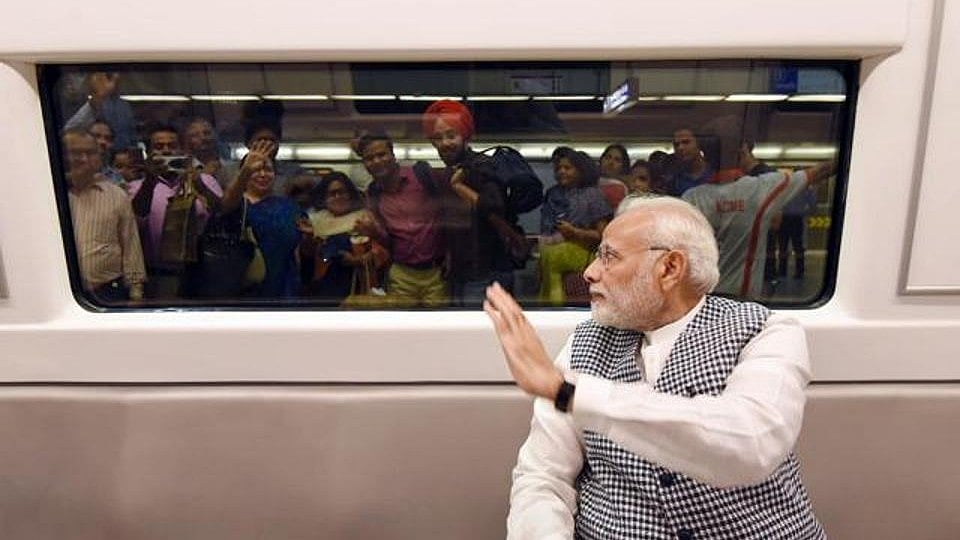 இலவச பேருந்து திட்டத்தால் மெட்ரோ ரயிலில் பயணிகள் எண்ணிக்கை குறைகிறதாம் :  ச்சே.. மோடிக்கு என்ன ஒரு கவலை!