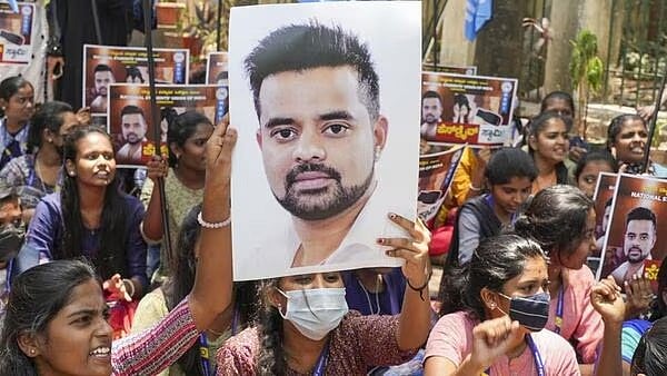 நாட்டையே உலுக்கிய 3000 பெண்களின் ஆபாச வீடியோ வழக்கு : கைதான பிரஜ்வலுக்கு 6 நாட்கள் நீதிமன்ற காவல்!