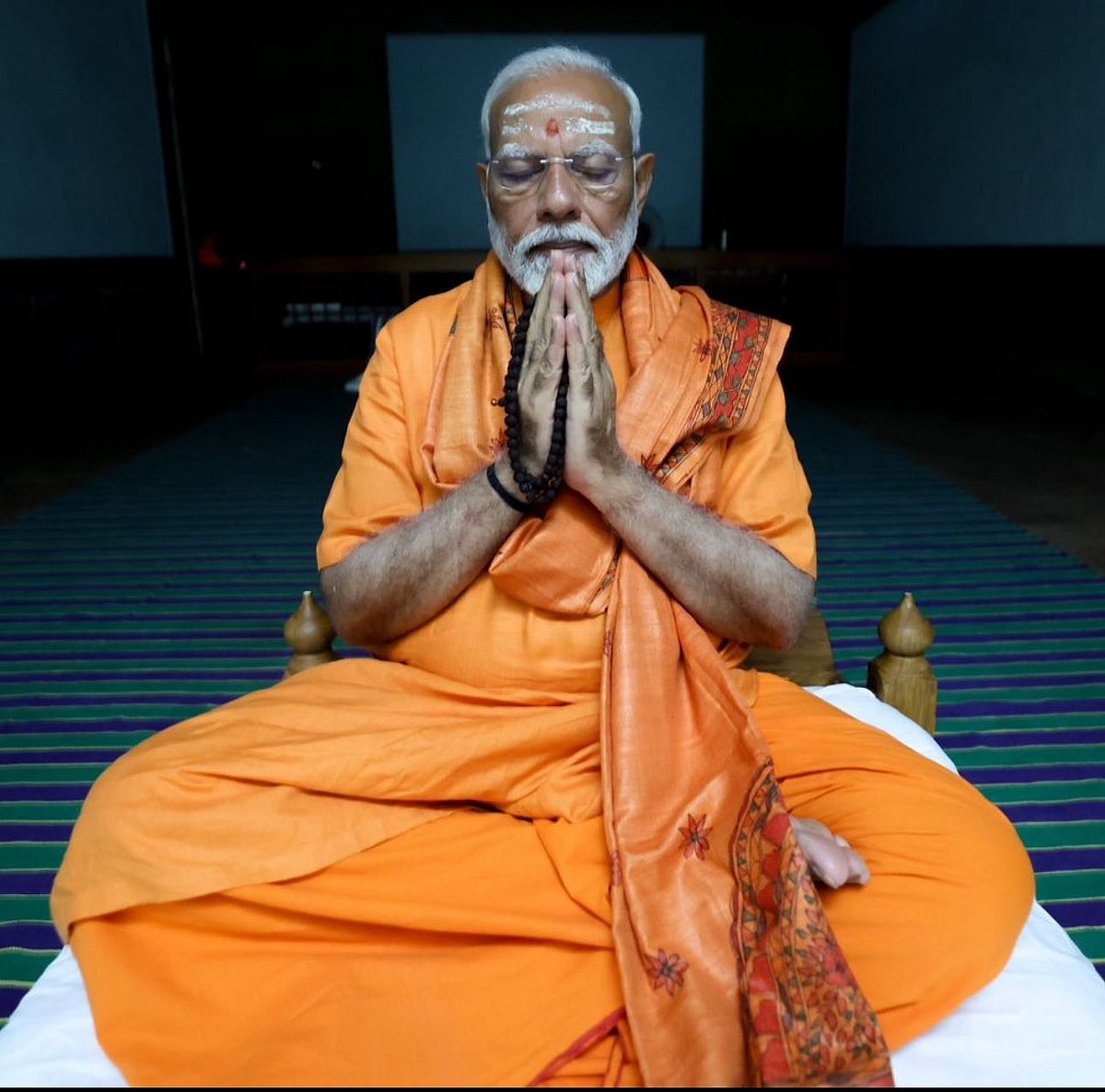 28 நொடி வீடியோ... 9 ஆங்கிளில் டிசைன் டிசைனா போஸ்.. மோடியின் தியான Photoshoot வீடியோ வைரல்!