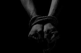 காரில் கடத்தப்பட்ட தொழிலதிபர்: ரூ.50 லட்சம் கேட்டு மிரட்டிய கும்பல்... நம்பவைத்து ஏமாற்றிய இளம்பெண் கைது!