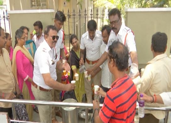 நீட் தேர்வெழுத வந்தவர்களுக்கு குடிநீர் வழங்காத தேர்வு மையம்: களத்தில் உதவிய போலீஸார் - குவியும் பாராட்டு!