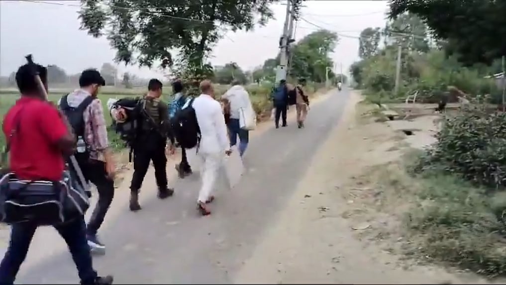 வாக்குப்பதிவு இயந்திரங்களை கையில் எடுத்துச் சென்ற அதிகாரிகள் - பாஜக ஆளும் உ.பி-யில் ஷாக் !