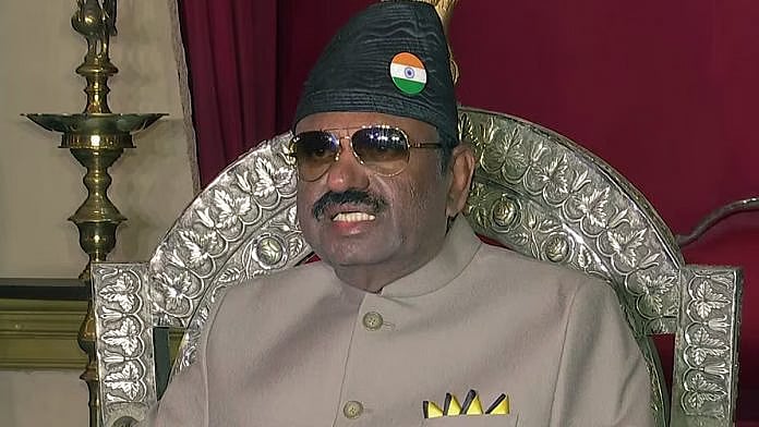 மேற்கு வங்க ஆளுநர் மீதான பாலியல் புகார் : 8 பேர் கொண்ட குழுவை அமைத்து கொல்கத்தா போலீஸ் உத்தரவு ! 