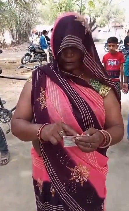 வாக்களிக்க உதவுவதாக கூறி மோசடி... பாஜக சின்னத்திற்கு வாக்களித்த நபர்... வட மாநிலங்களில் தொடரும் மோசடி !