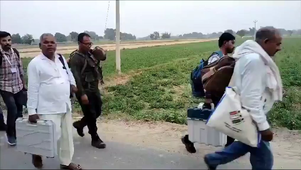 வாக்குப்பதிவு இயந்திரங்களை கையில் எடுத்துச் சென்ற அதிகாரிகள் - பாஜக ஆளும் உ.பி-யில் ஷாக் !