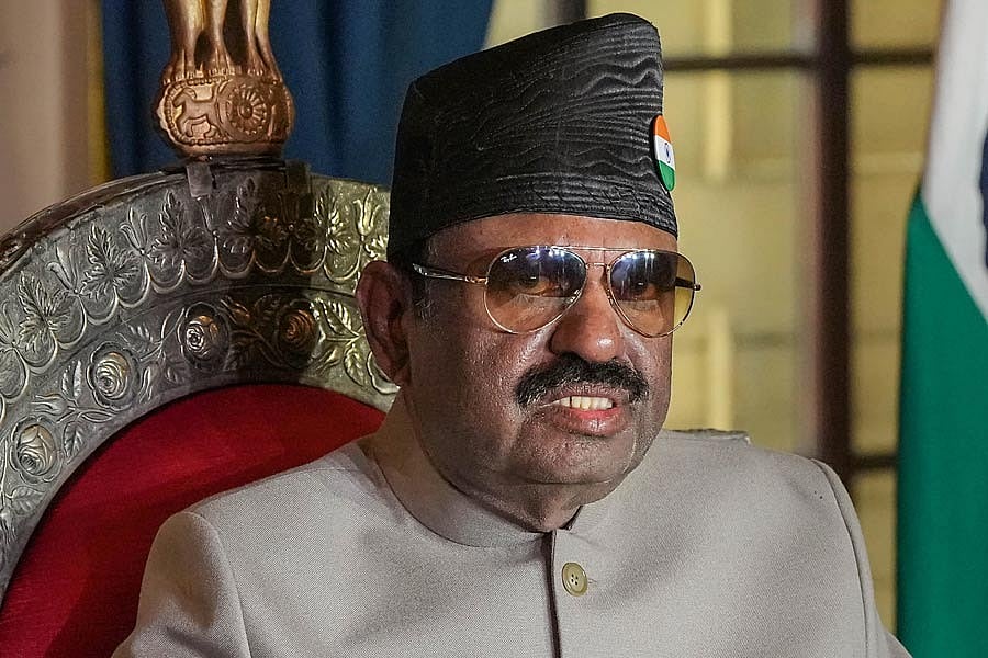 பதவியின் மாண்பை மீறும் ஆளுநர்... மேற்கு வங்க ஆளுநர் மீது தேர்தல் ஆணையத்தில் பரபர புகார் !