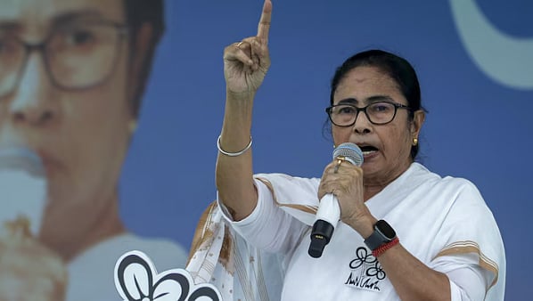 ஆளுநர் மீது பாலியல் குற்றச்சாட்டு விவகாரம் - மோடி மவுனமாக இருப்பது ஏன்? : மம்தா பானர்ஜி கேள்வி!