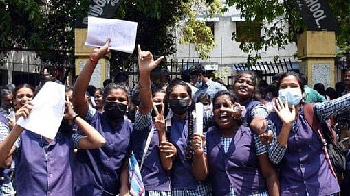 10 ஆம் வகுப்பு பொதுத் தேர்வு முடிவுகள் வெளியீடு - 91.55% தேர்ச்சி : இம்முறையும் அசத்திய மாணவிகள்!