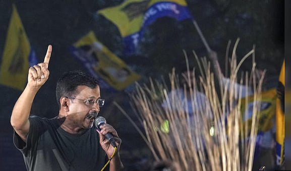 கெஜரிவால் நன்மதிப்பைச் சீர்குலைக்க -  பிணம் தின்னும் வட இந்திய ஊடக தர்மங்கள் : சிலந்தி!