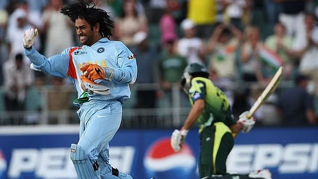 "2007 T20 உலகக்கோப்பை இறுதியில் தோனி இதைத்தான் செய்வார் என தெரியும்" - மிஸ்பா-உல்-ஹக் கருத்து ! 
