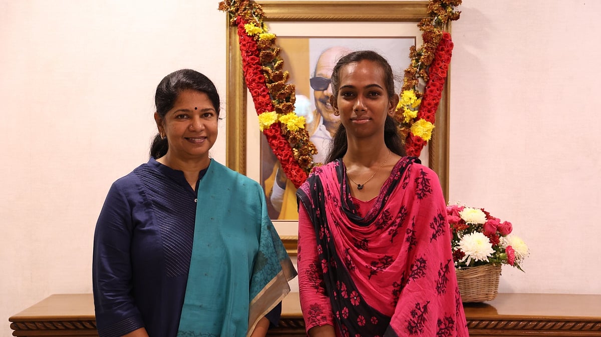 கனிமொழி எம்.பி-யுடன் திருநங்கை மாணவி நிவேதா 