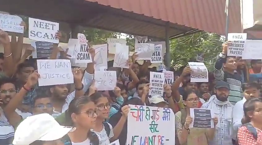 ”நீட் தேர்வை ரத்து செய்ய வேண்டும்” :  மோடி தொகுதியான வாரணாசியில் மாணவர்கள் போராட்டம்!