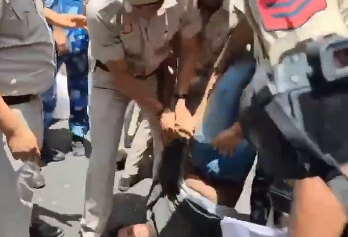 தொடர்ந்து நடைபெறும் முறைகேடு... போராட்டத்தில் இறங்கிய மாணவர்கள்... போலிசார் தாக்குதல்!