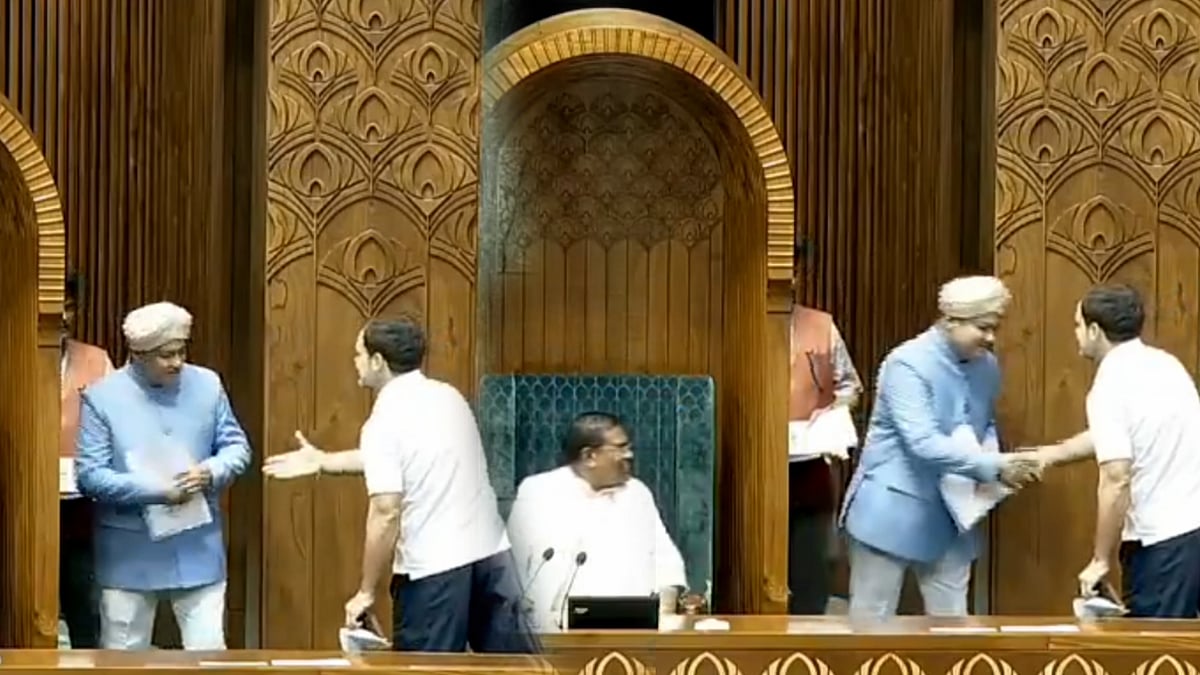 இதுதான் சமூக நீதி... பதவியேற்றவுடன் ராகுல் செய்த செயலால் மக்களவையில் நெகிழ்ச்சி !