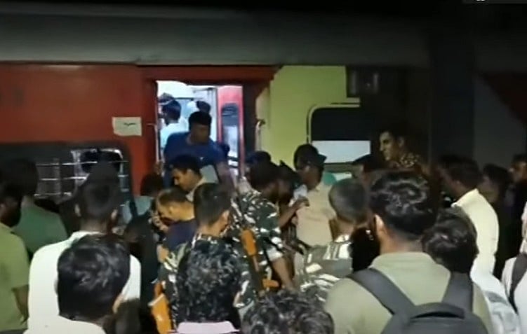 ஓடும் இரயிலில் மதுபோதையில் ரகளை... துப்பாக்கியை காட்டி மிரட்டிய துணை இராணுவப் படையினரால் பரபரப்பு!