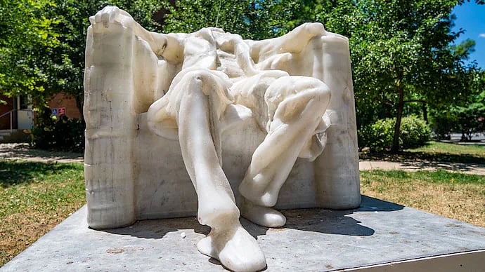 அமெரிக்காவில் 100 டிகிரி ஃபாரன்ஹீட் அதிகரித்த வெப்பம் : உருகிய ஆபிரகாம் லிங்கனின் மெழுகுச்சிலை ! 