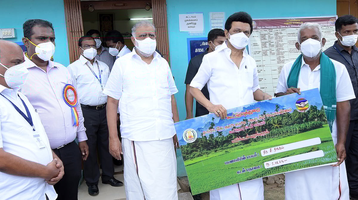 இந்தியாவிலேயே சிறந்து விளங்கும் தமிழ்நாட்டின் கூட்டுறவுதுறை : சாதனை திட்டங்கள் என்ன?