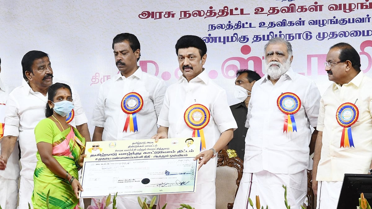 இந்தியாவிலேயே சிறந்து விளங்கும் தமிழ்நாட்டின் கூட்டுறவுதுறை : சாதனை திட்டங்கள் என்ன?