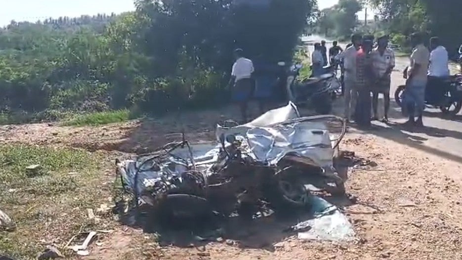 2 சிறுவர்கள் கார் ஓட்ட பழகியபோது விபரீதம் : அப்பளம் போல் நொறுங்கிய கார்!