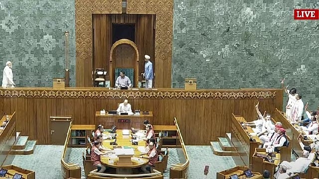 அரசியலமைப்பு புத்தகத்துடன் பதவி பிரமாணம்... - மக்களவையில் மாஸ் காட்டிய எதிர்க்கட்சி MP-க்கள் !