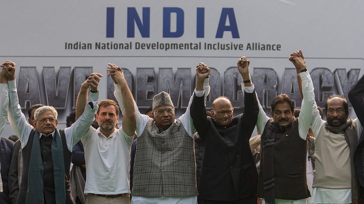 கருத்து கணிப்புகளை தவிடுபொடியாக்கிய மக்கள் தீர்ப்பு : 230 தொகுதிகளுக்கு மேல் இந்தியா கூட்டணி முன்னிலை!