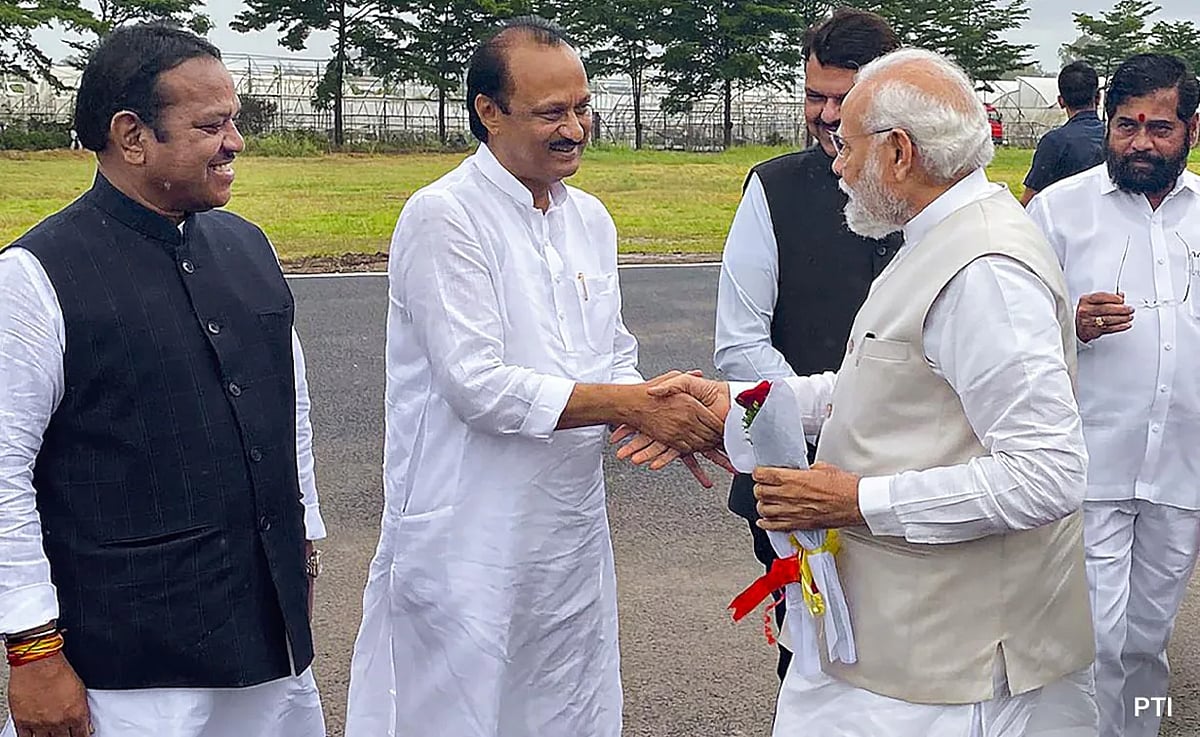 ”எங்களுக்கு கேபினட் அமைச்சர் பதவி வேண்டும்”  : பா.ஜ.கவுக்கு நெருக்கடி கொடுக்கும் அஜித் பவார்!