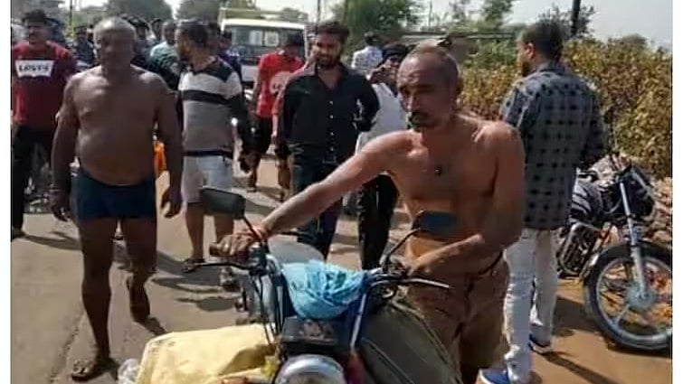 மாட்டிறைச்சி வைத்ததாக கூறி கொடூரமாக தாக்கிய கும்பல் : பாலத்தில் இருந்து தூக்கிவீசி கொலை செய்த கொடூரம் !