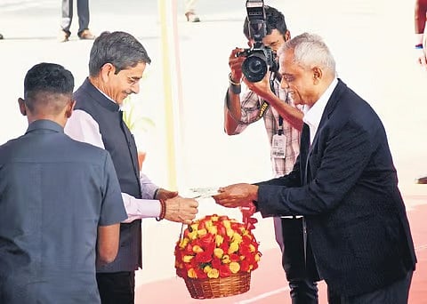 பல்வேறு முறைகேடு.. எதிர்ப்புக்கு மத்தியில் பெரியார் பல்கலை. துணைவேந்தருக்கு பணி நீட்டிப்பு செய்த ஆளுநர் !