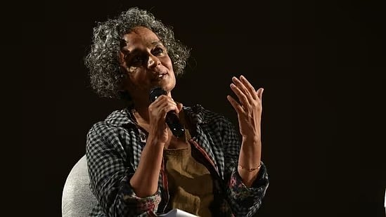 எழுத்தாளர் அருந்ததி ராய் மீது UAPA வழக்கு? : எழுத்தாளர்கள்  குரல்களை ஒடுக்கும் பா.ஜ.க!