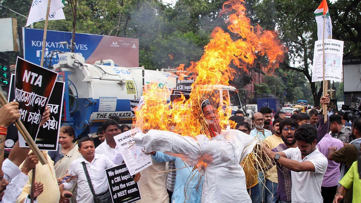 நீட் முறைகேடு : கொரியர் நிறுவனத்தின் மேலாளர் தலைமறைவு : காவலில் எடுக்கப்படும் பள்ளிக்கூட முதல்வர் !