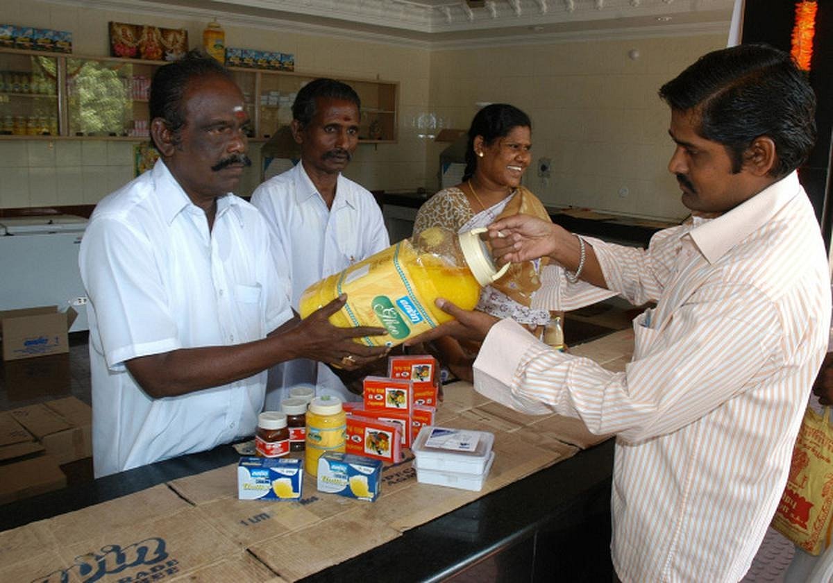 திராவிட மாடல் நாயகர் ஆட்சியில் ஆவின் பால் உற்பத்தியில் புதிய சாதனை - தமிழ்நாடு அரசு பாராட்டு !