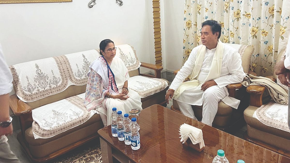 மம்தா பானர்ஜீயுடன் பேசிவரும் 3 பாஜக MP-க்கள் ? கட்சி மாற திட்டமா ? - மேற்கு வங்க அரசியலில் பரபரப்பு !