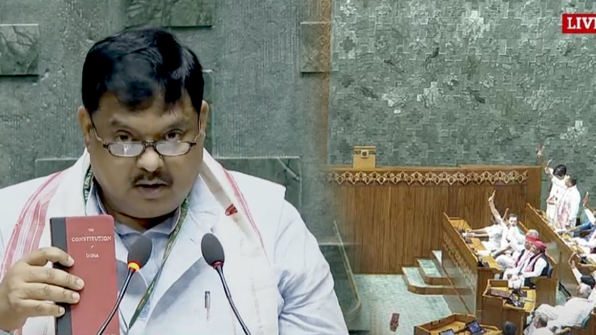 அரசியலமைப்பு புத்தகத்துடன் பதவி பிரமாணம்... - மக்களவையில் மாஸ் காட்டிய எதிர்க்கட்சி MP-க்கள் !