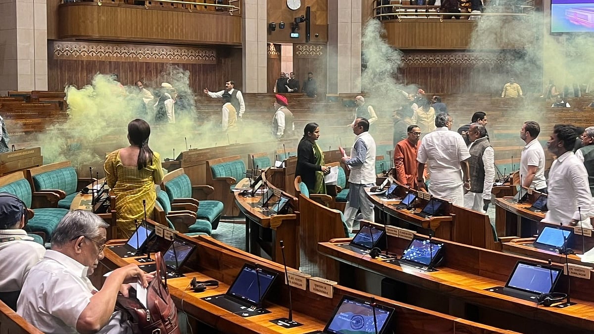 நாடாளுமன்றத்தில் புகைகுண்டு வீச்சு வழக்கு : குற்றப்பத்திரிகையில் அதிர்ச்சி தகவல்!