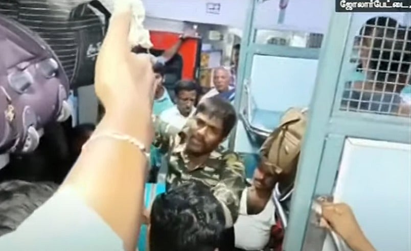 ஓடும் இரயிலில் மதுபோதையில் ரகளை... துப்பாக்கியை காட்டி மிரட்டிய துணை இராணுவப் படையினரால் பரபரப்பு!