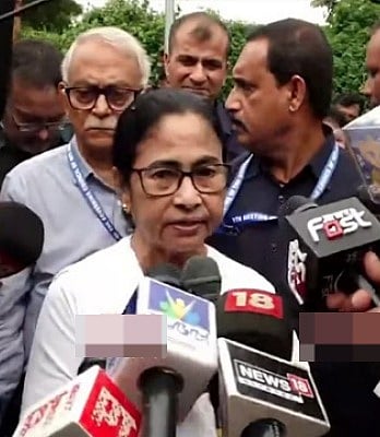 பேசிக்கொண்டிருக்கும்போதே அணைக்கப்பட்ட மைக்... நிதி ஆயோக் கூட்டத்தில் அவமானப்படுத்தப்பட்ட மம்தா!