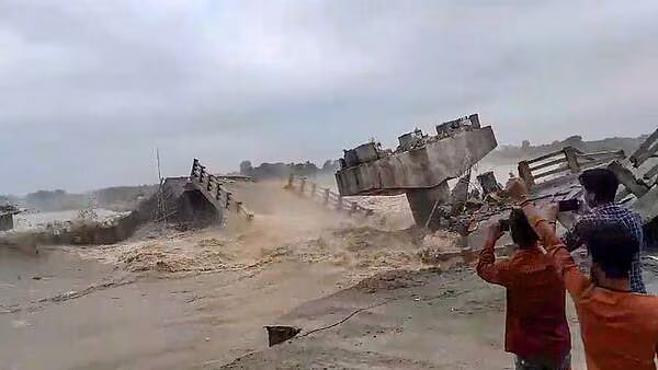 பீகார் : 15 நாட்களில் 10-வது... 100 ஆண்டு பழமை முதல் புதியது வரை... அடுத்தடுத்து இடிந்து விழும் பாலங்கள்!