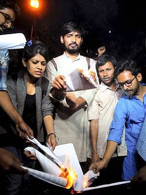 கொளுத்தப்பட்ட மனுஸ்மிருதி : பாடதிட்டத்தில் இருந்து மனுஸ்மிருதி நீக்கப்படும் என டெல்லி பல்கலை. அறிவிப்பு !