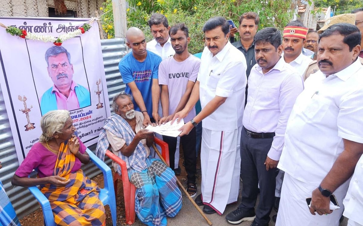 உயிரை கொடுத்து 20 குழந்தைகளின் உயிரை காப்பாற்றிய ஓட்டுநர் - ரூ.5 லட்சம் நிதியுதவி அளித்த தமிழ்நாடு அரசு!