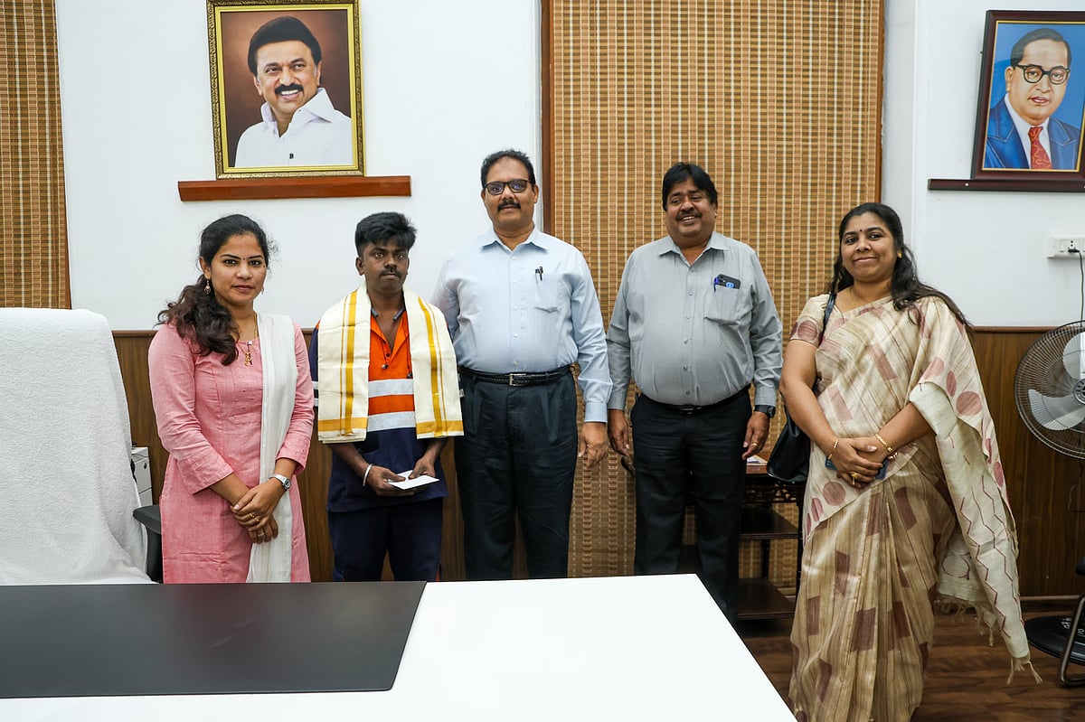 ரூ.5 லட்சம் மதிப்பிலான வைர நெக்லஸ்.. மீட்டெடுத்த தூய்மை பணியாளருக்கு மேயர் பிரியா பாராட்டு !