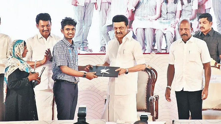 கல்லூரியில் சேரும் மாணவர்களுக்கு ரூ.1000 வழங்கும்  "தமிழ்ப் புதல்வன் திட்டம்" - அரசாணை வெளியீடு ! 