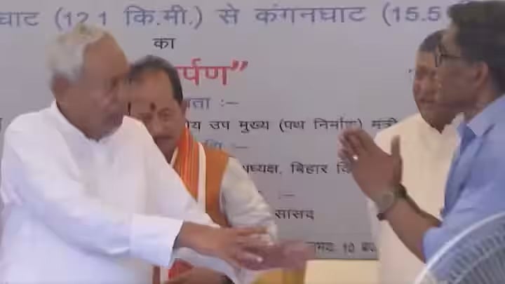 “உங்க காலில்கூட விழுகிறேன்...” - தனியார் நிறுவன அதிகாரி காலில் விழப்போன நிதிஷ் குமார் - காரணம் என்ன?