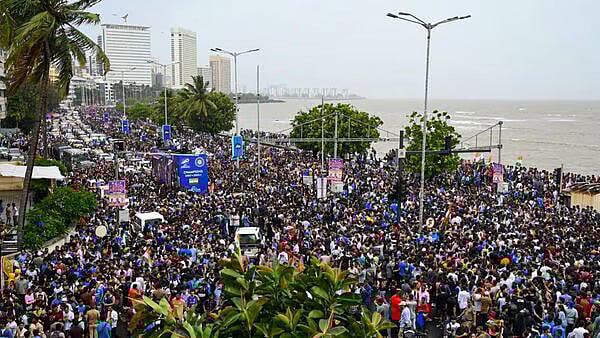 டி20 உலகக்கோப்பையை வென்ற இந்திய அணிக்கு வரவேற்பு : திரண்ட ஆயிரக்கணக்கான ரசிகர்கள்... ஸ்தம்பித்த மும்பை ! 