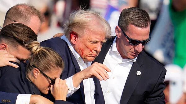 துப்பாக்கியால் சுடப்பட்ட டிரம்ப்... ரத்தம் சொட்ட சொட்ட மருத்துவமனையில் அனுமதி : சுட்டவர் படுகொலை ! 