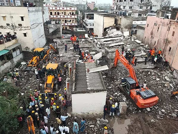 தொடர்ந்து பெய்து வரும் கனமழை : ஒரே நொடியில் சரிந்து விழுந்த 6 மாடிக் கட்டிடம்.. பலி எண்ணிக்கை அதிகரிப்பு!